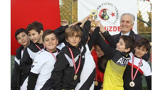Geleceğin futbolcuları, Fethi Sekin için top oynadı