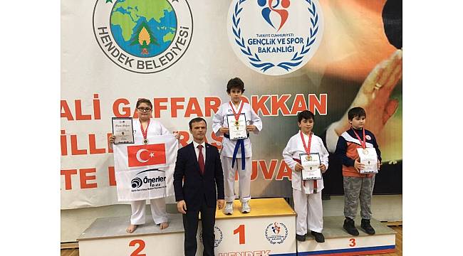 İhlas Koleji Sakarya&#39;dan üç birincilik çıkardı