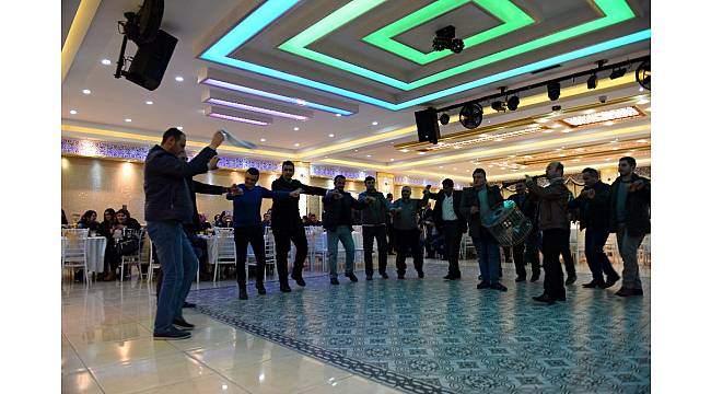 Kadroya geçişlerini halay çekerek kutladılar