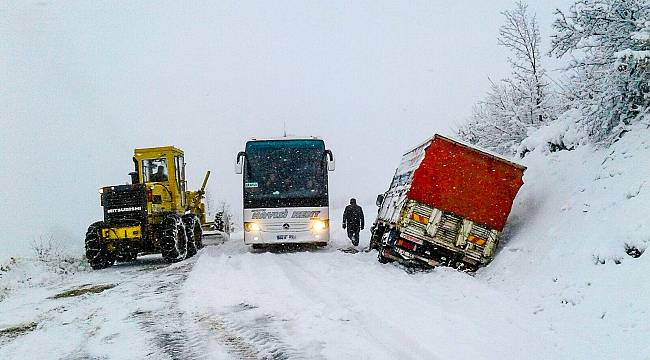 Karda mahsur kalan öğretmenler kurtarıldı