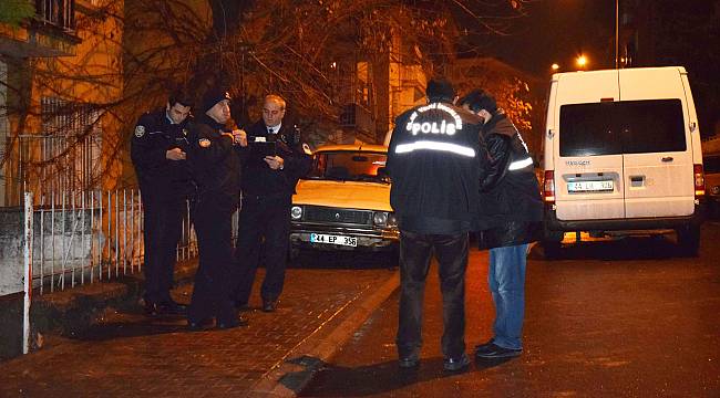  Kendisinden ayrılmak isteyen eşinin evine kurşun yağdırdı