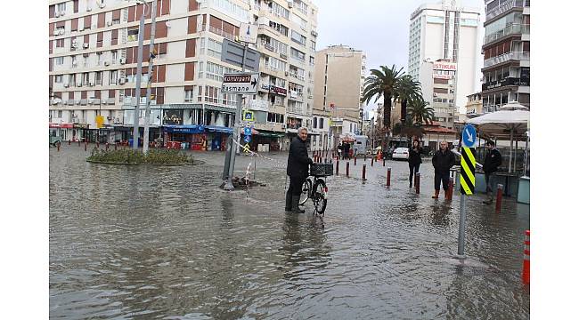 Kordon'da deniz taştı, hayat felç oldu