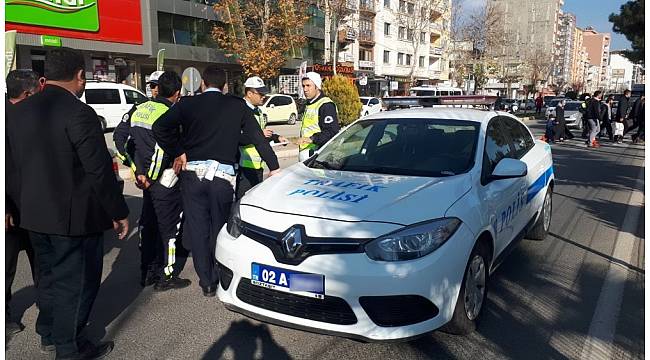 Motosiklet polis aracına yandan çarptı: 1 yaralı
