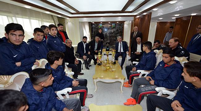  Polat, Yeşilyurt Belediyespor’un başarılı sporcularını ağırladı