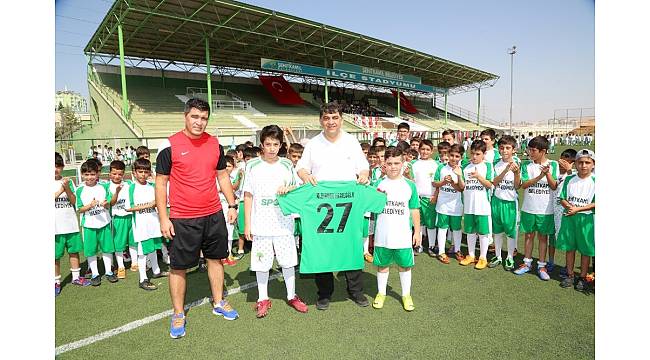 Şehitkamil&#39;de 3 bin futbolcuya destek