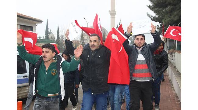 Suriyeli mülteciler Afrin'de savaşmak için askerlik şubesine başvurdu