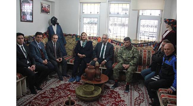 Vali Toprak&#39;tan kursiyerlere malzeme desteği