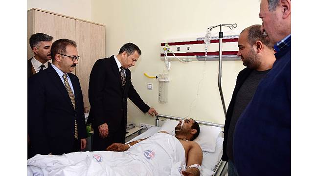 Vali Yerlikaya, Kilis'e düşen roketle yaralanan Mustafa Kara'yı ziyaret etti
