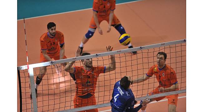Voleybol Efeler Ligi: İnegöl Belediyespor: 0 - Halkbank: 3