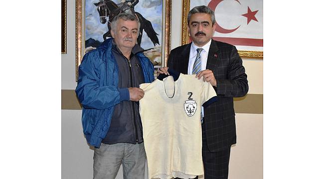 Yarım asırlık Nazillispor formasını Başkan Alıcık&#39;a hediye etti