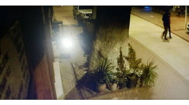 Yaşlı kadınları dolandıranlar güvenlik kamerasına yakalandı