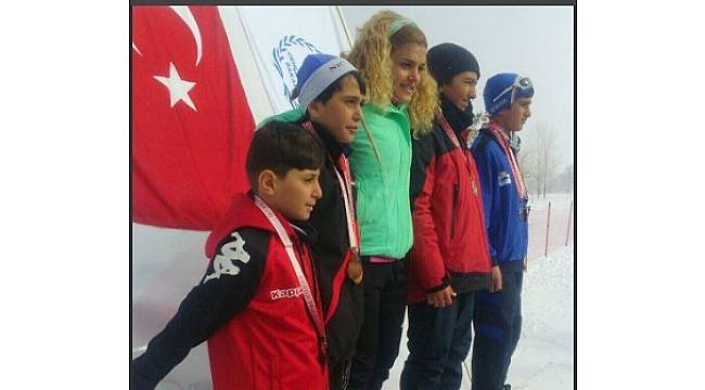 Yüksekovalı kayakçılar Türkiye birincisi oldu