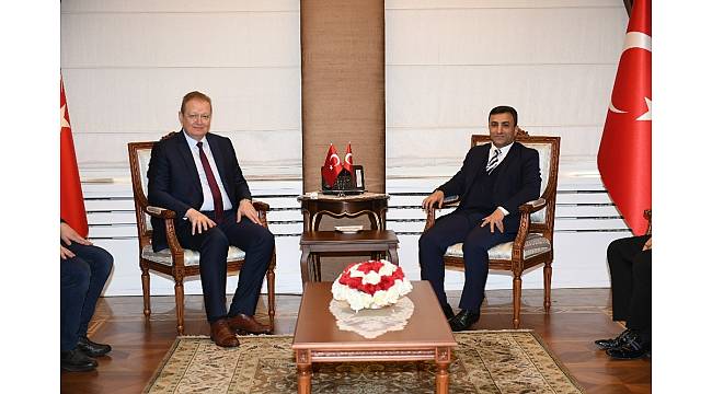 AK Parti Ortahisar İlçe Yönetimi&#39;nden Vali Yavuz&#39;a ziyaret