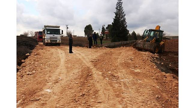 Akçakale ilçesinde stabilize yol yapım çalışmalarına devam ediyor