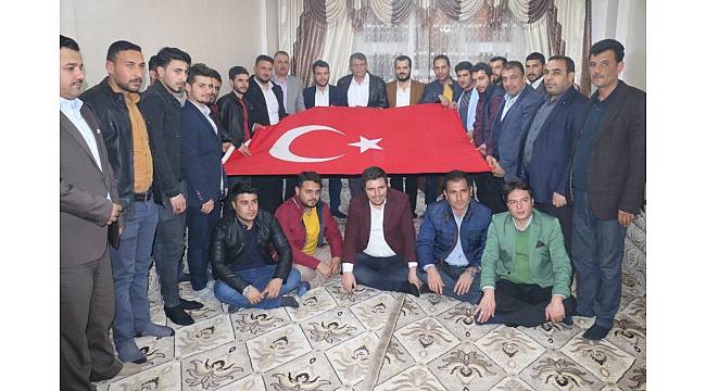 Akçakale'de eller Mehmetçik için semada
