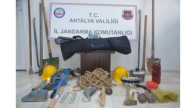 Antalya'da kaçak kazı yapan 5 kişi yakalandı