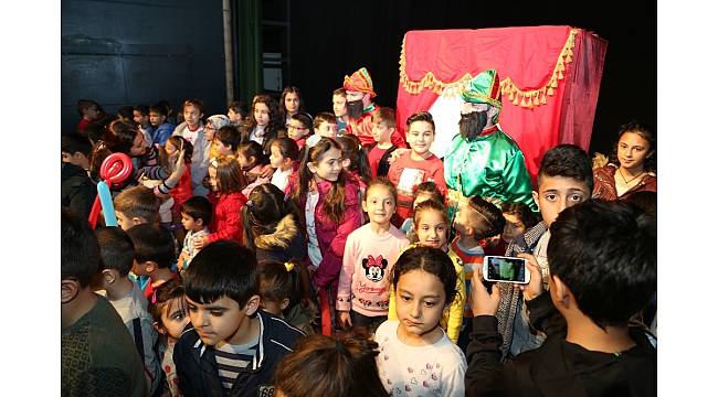 Başkan Özkan, çocuklarla tiyatro izledi