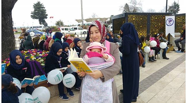 Cami avlusunda kitap okuma etkinliği