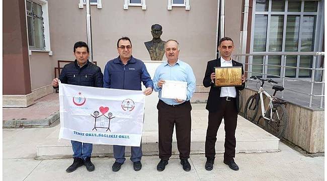 Çavdarhisar İmam Hatip Ortaokulu&#39;na &#39;Beyaz Bayrak&#39; ödülü