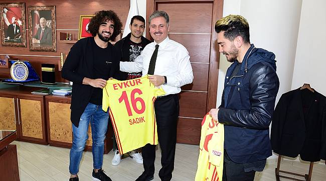  Evkur Yeni Malatyasporlu futbolculardan Başkan Çakır’a bayrak teşekkürü