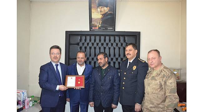 İş adamlarına altın madalya berat