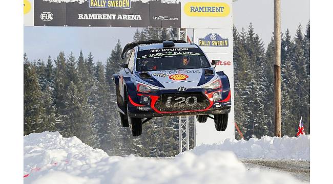 İsveç Rallisi&#39;nde kazanan Thierry Neuville