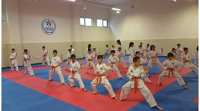 Karateci çocuklar 2018&#39;in ilk kuşaklarını aldılar