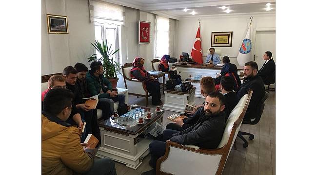Kaymakam Özkan, gençlerle kitap okudu