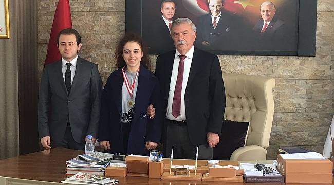 Madalyasını Başkan Küçük’e hediye etti