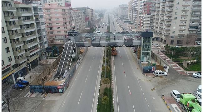 Mimar Sinan Bulvarı'ndaki modern üst geçitte sona doğru