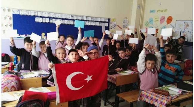 Minik eller Mehmetçik için kaleme sarıldı