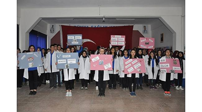 Öğrencilerden Mehmetçik'e destek