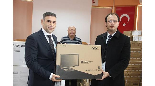 Okullara bilgisayar ve yazıcı dağıtıldı
