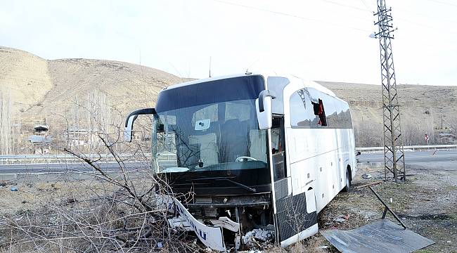  Şerit ihlali yapınca otobüsün altına girdi: 1 ölü