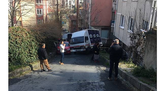 Şişli'de freni tutmayan su dolu kamyonet yan yattı