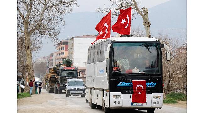 Tanklar, vatandaşların oluşturduğu 150 araçlık konvoy ile sınıra gitti
