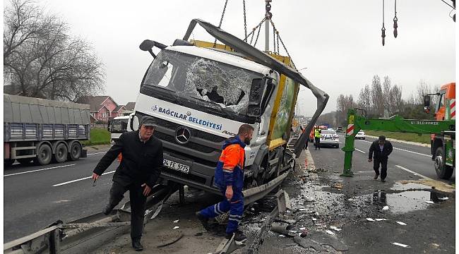 TEM'de çöp kamyonu devrildi, trafik kilitlendi