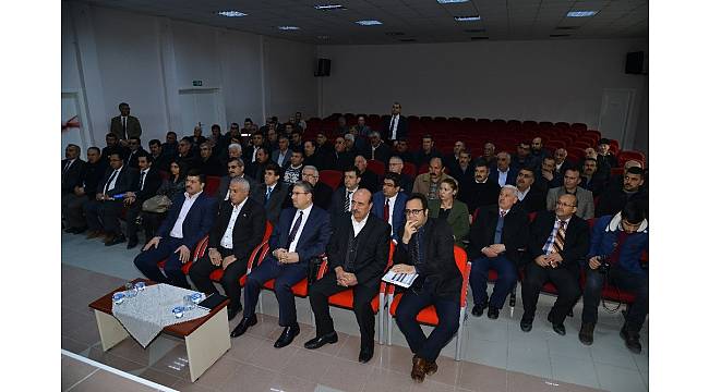 Vali Şentürk, Mucur ilçesinde düzenlenen toplantıda muhtarlarla bir araya geldi.