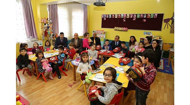 Vali Sonel miniklerle bir araya geldi