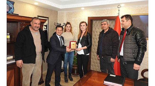 Van Gaziantepliler Derneğinden Kaymakam Uçar'a plaket