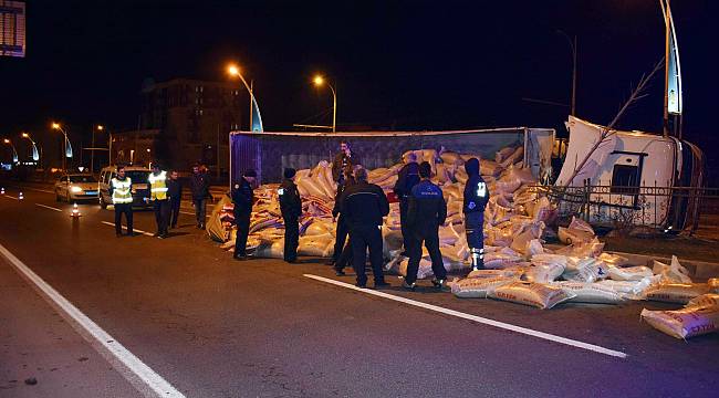  Yem yüklü tır devrildi: 1 yaralı