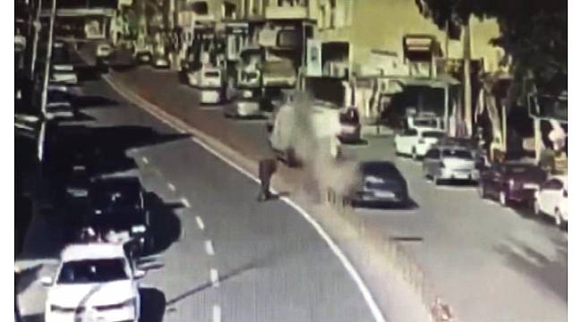 Yolun karşısına geçerken düşen roketten kıl payı kurtuldu
