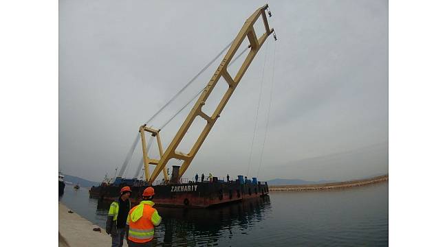 Çanakkale Köprüsü'nde çalışacak dev vinç Bandırma'ya demirledi