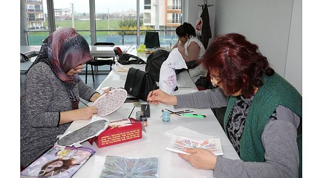 Ev hanımlarından çini kursuna yoğun ilgi