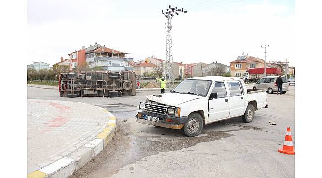 Karaman'da kamyonetler çarpıştı: 2 yaralı
