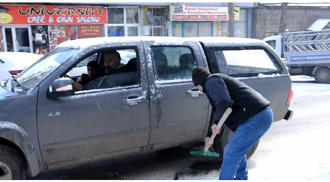 Kars'ta yollar buz pistine döndü