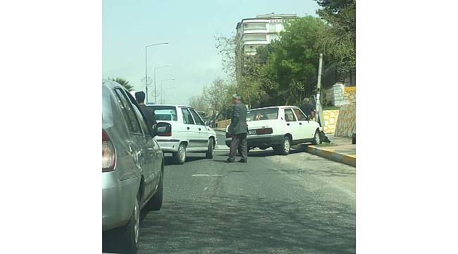 Kırmızı ışıklarda duran otomobiller çarpıştı
