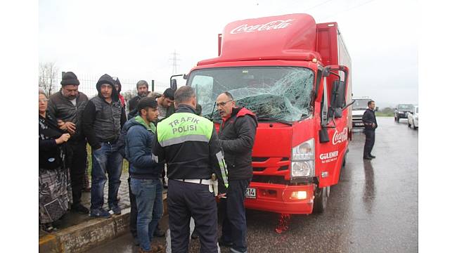 Kola yüklü kamyon tıra arkadan çarptı: 1 yaralı