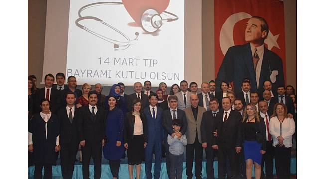 Mardin'de 25 yılını hastalarına adayan doktorlara plaket