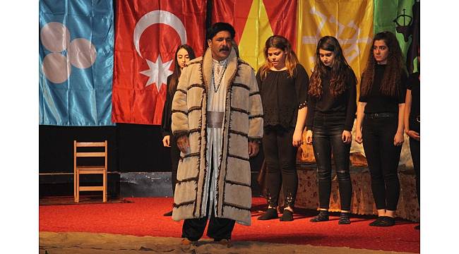 Öğrencilerin rol aldığı Kızıl Elma tiyatrosu sahnelendi